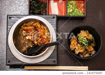 夏季牛節期間，可享用以烤鰻魚為特色的豪華日式米飯料理，並提供外帶和外送服務。 142475087