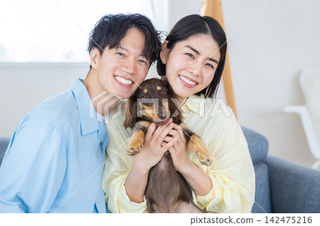 與狗狗相伴的家庭生活:一隻迷你臘腸犬及其主人的故事 與狗狗相伴的家庭生活:一隻迷你臘腸犬及其主人的故事 142475216