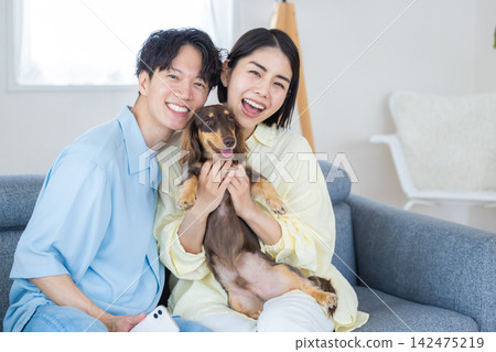 與狗狗相伴的家庭生活：一隻迷你臘腸犬及其主人的故事 142475219