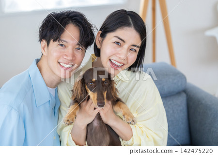 與狗狗相伴的家庭生活:一隻迷你臘腸犬及其主人的故事 與狗狗相伴的家庭生活:一隻迷你臘腸犬及其主人的故事 142475220