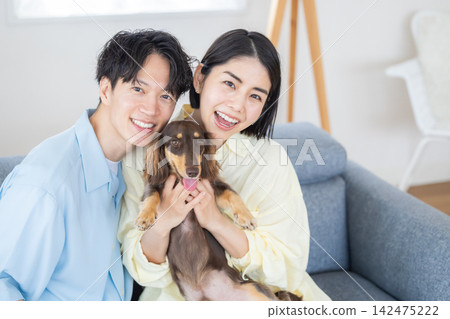 與狗狗相伴的家庭生活:一隻迷你臘腸犬及其主人的故事 與狗狗相伴的家庭生活:一隻迷你臘腸犬及其主人的故事 142475222