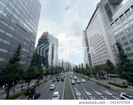 東京新宿:高樓大廈與道路 東京新宿:高樓大廈與道路 142475704