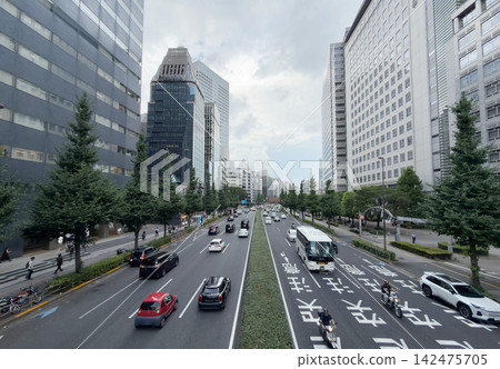 東京新宿:高樓大廈與道路 東京新宿:高樓大廈與道路 142475705