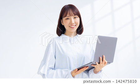 Woman with a laptop / business woman Woman with a laptop / business woman 142475810