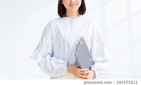 Woman with a laptop / business woman Woman with a laptop / business woman 142475811