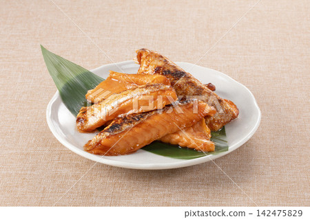 Teriyaki salmon belly 142475829