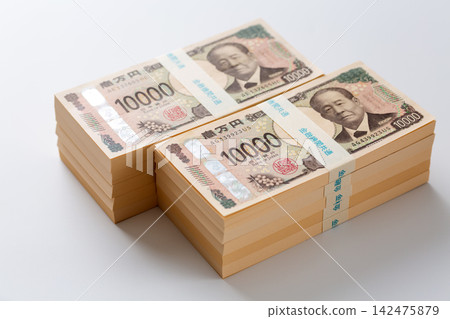 一疊價值1000萬日圓的鈔票 一疊價值1000萬日圓的鈔票 142475879