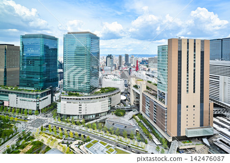 A clear blue sky and summer clouds spread across Osaka's Umeda district, showcasing the high-rise buildings and redeveloped urban landscape around Osaka Station. [Osaka Landscape Photo] 142476087