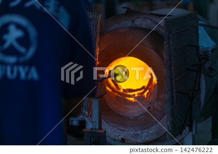 Glass blowing process in Okinawa Kingdom glass furnace Glass blowing process in Okinawa Kingdom glass furnace 142476222