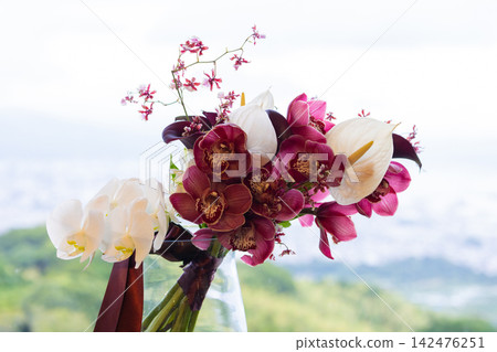 Elegant and sophisticated bouquet design Elegant and sophisticated bouquet design 142476251