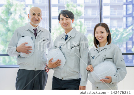 Portrait of a man and woman in work clothes Portrait of a man and woman in work clothes 142476281
