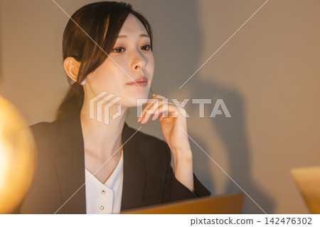 擅長提出想法和策略的女性商業人士 142476302
