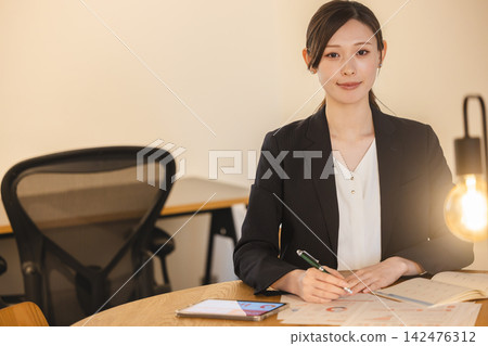 在辦公室工作的年輕女子 142476312