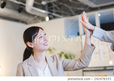 Businesswoman high-fiving Businesswoman high-fiving 142476355