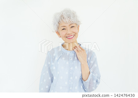日本老年女性的肖像,背景為白色 日本老年女性的肖像,背景為白色 142476430