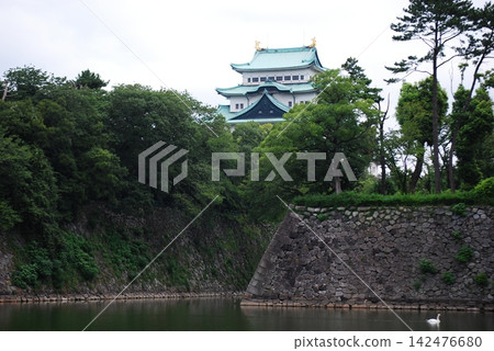 名古屋城天守閣，四周綠樹環繞，並有護城河。 142476680