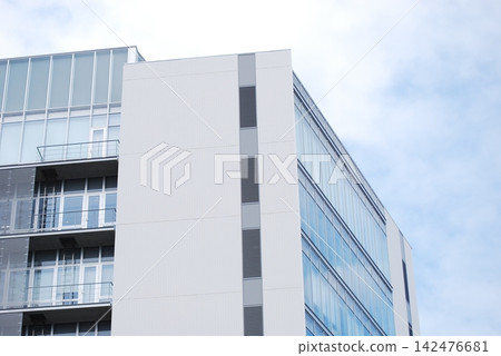 現代辦公大樓的外觀在藍天的襯托下顯得格外高聳。 142476681