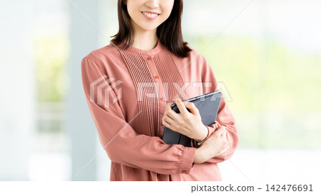 帶平板電腦的女人/女商人 帶平板電腦的女人/女商人 142476691