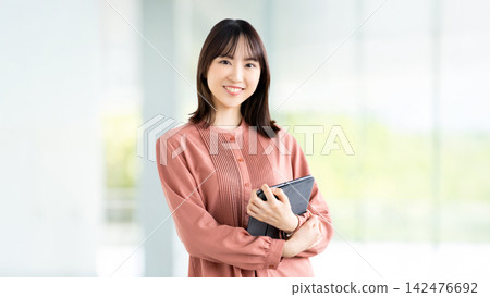 帶平板電腦的女人/女商人 帶平板電腦的女人/女商人 142476692