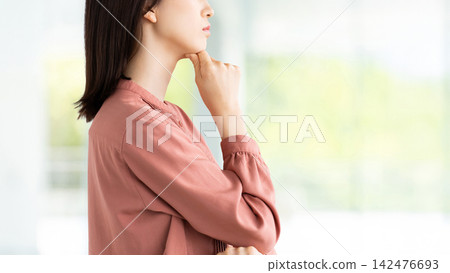 善於思考的女性/女商人 善於思考的女性/女商人 142476693