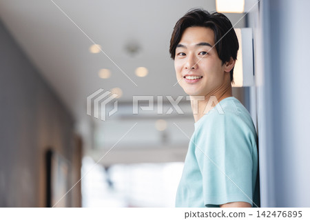 一個笑容清爽的男人 142476895