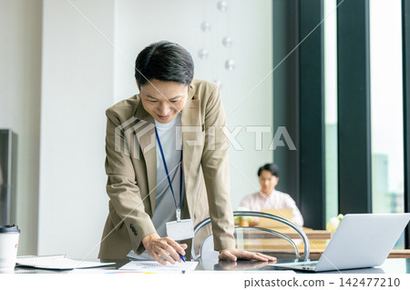 Business person working in the office Business person working in the office 142477210