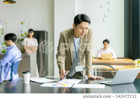 Business person working in the office Business person working in the office 142477211