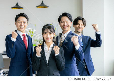 穿著西裝的男人和女人 142477298