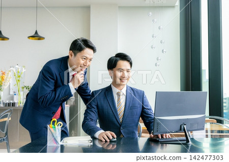 Business people working in the office Business people working in the office 142477303