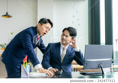 A boss who scolds and a subordinate who is troubled by it A boss who scolds and a subordinate who is troubled by it 142477311