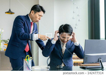 一位愛訓斥的老闆和一位因此感到困擾的下屬 一位愛訓斥的老闆和一位因此感到困擾的下屬 142477314