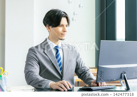 在辦公室工作的商務人士 142477318