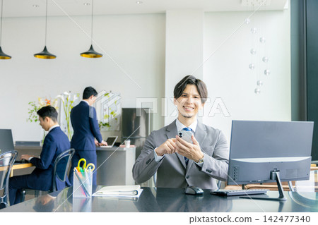 在辦公室工作的商人 142477340