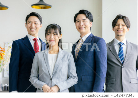 商界人士在辦公室裡排隊 142477343