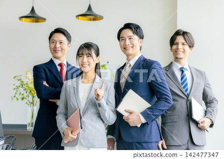商界人士在辦公室裡排隊 142477347