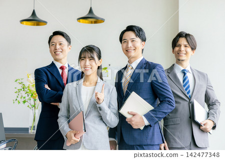 商界人士在辦公室裡排隊 142477348