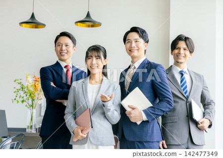 商界人士在辦公室裡排隊 142477349