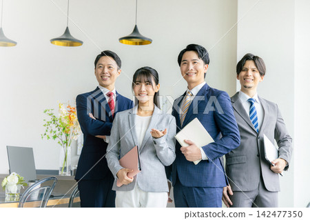 商界人士在辦公室裡排隊 142477350