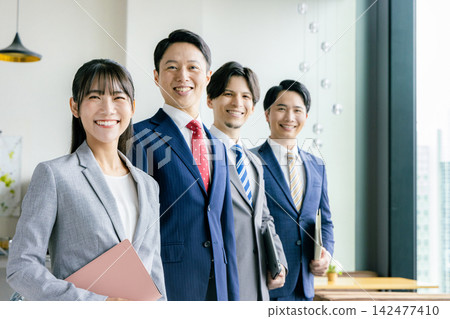 辦公室裡的男性和女性辦公室職員 辦公室裡的男性和女性辦公室職員 142477410