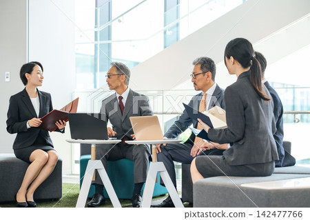 辦公室裡的小組聚會。內容包括商務談判、業務討論、高階管理、執行長、高階主管、團隊合作。 辦公室裡的小組聚會。內容包括商務談判、業務討論、高階管理、執行長、高階主管、團隊合作。 142477766