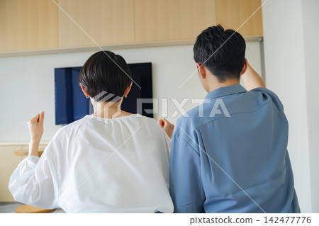 男男女女在電視前觀看並為喜愛的運動員加油。體育賽事觀看、現場表演、廣播、現場報道、球迷活動、歡呼、比賽、賽事、激動人心、勝利。 男男女女在電視前觀看並為喜愛的運動員加油。體育賽事觀看、現場表演、廣播、現場報道、球迷活動、歡呼、比賽、賽事、激動人心、勝利。 142477776