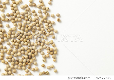 白色背景中的白胡椒 白色背景中的白胡椒 142477879