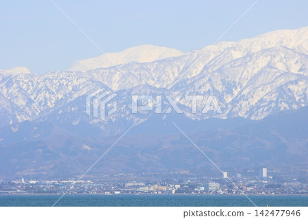 A view of Toyama Bay from Iwasehama, Toyama City, capturing the cityscape of Namerikawa and the majestic Tateyama mountain range across the sea. (Toyama City) A view of Toyama Bay from Iwasehama, Toyama City, capturing the cityscape of Namerikawa and the majestic Tateyama mountain range across the sea. (Toyama City) 142477946
