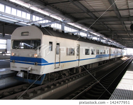 A 419 series "bread loaf train" on the Hokuriku Main Line, stopped at Komatsu Station; a station photo of the three-car train with its distinctive lead car (Komatsu, Ishikawa Prefecture) 142477951
