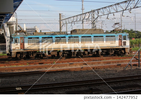 JR Freight electric locomotive EF81 453 stopped at Naoetsu Station, side view in the style of a formal photograph. 142477952