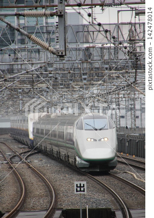 一張長焦豎幅鐵路照片顯示,一列由 400 系列「翼號」和 E4 系列「Max」號牽引的列車停靠在大宮站的新幹線月台上。 一張長焦豎幅鐵路照片顯示,一列由 400 系列「翼號」和 E4 系列「Max」號牽引的列車停靠在大宮站的新幹線月台上。 142478014