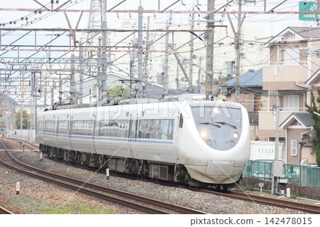從車站月台上拍攝的開往大阪的特快列車「雷鳥號」(681系列)的照片。 從車站月台上拍攝的開往大阪的特快列車「雷鳥號」(681系列)的照片。 142478015