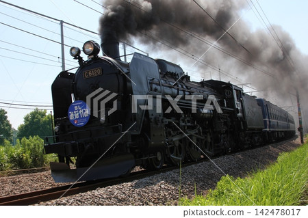 SL水上號列車:蒸汽機車C61 20號駛過彎道的壯觀景象(群馬縣) SL水上號列車:蒸汽機車C61 20號駛過彎道的壯觀景象(群馬縣) 142478017
