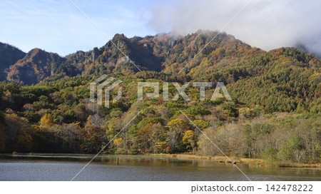 秋雲遮蔽了戶隱山和鏡池的景色。 秋雲遮蔽了戶隱山和鏡池的景色。 142478222