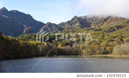 秋雲遮蔽了戶隱山和鏡池的景色。 秋雲遮蔽了戶隱山和鏡池的景色。 142478223